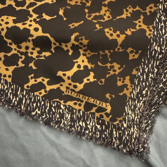Burberry reversible leopard print scarf - Picture 2 of 4